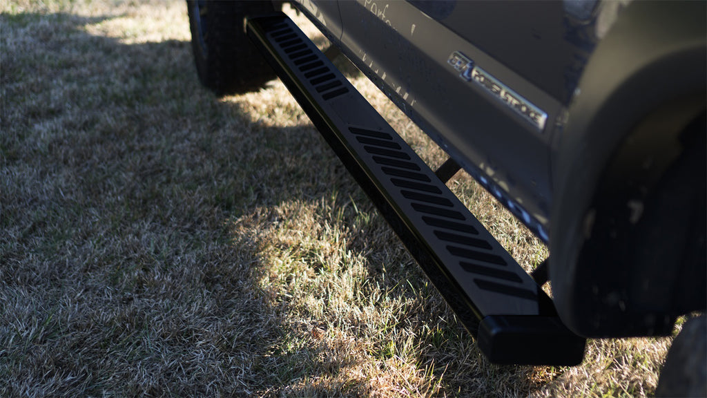Lund  Summit Ridge 2.0 Running Board Kit - Black for 2019 Chevrolet Silverado 1500 Crew Cab